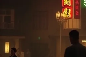 素人嘉宾在露台围坐进行第一次集体对话的夜间场景