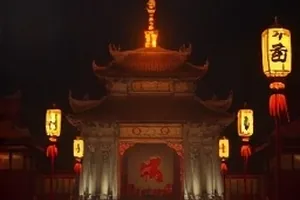 回避型依恋的第七天中嘉宾独自坐在台阶上远离人群的画面