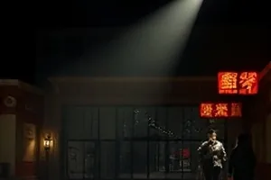 陈屿坐在长桌末端安静听别人聊天的黄昏画面