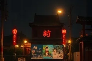 观测室的心率线中屏幕曲线在峰值处明显抖动的特写画面