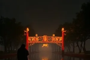 雨停之前中两人站在屋檐下望着积水地面的雨夜画面